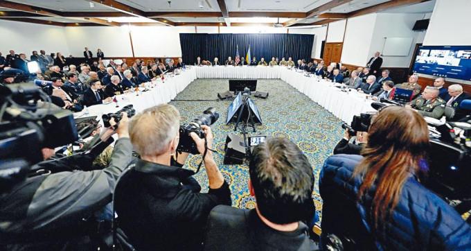美国防长奥斯汀(中后)周二在德国一个增援乌克兰的会上发言。