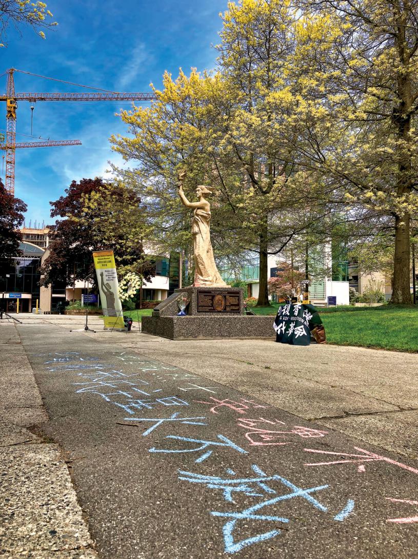 参加者在UBC民主女神像前，写下纪念“六四”的字句。