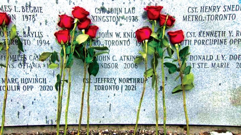 ■紀念牆前面擺放了玫瑰。CBC