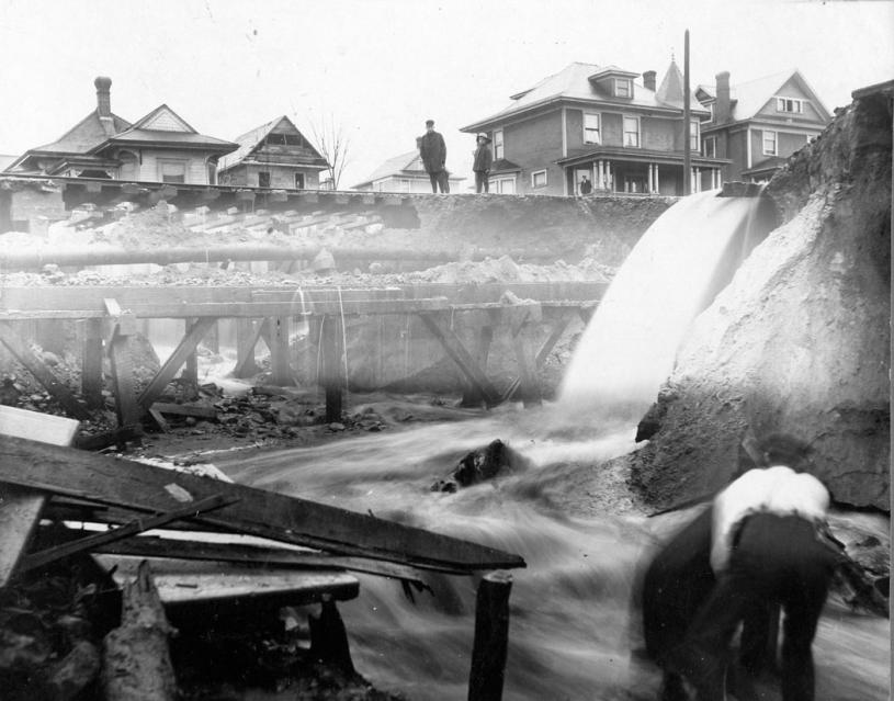 ■图为1909年温市百老汇街（Broadway）和甘比街(Cambie Street)出现洪水的情况。 Vancouver Archives