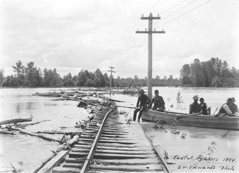 ■在1894年的大洪灾中，不少铁路路轨损毁。  Vancouver Archives