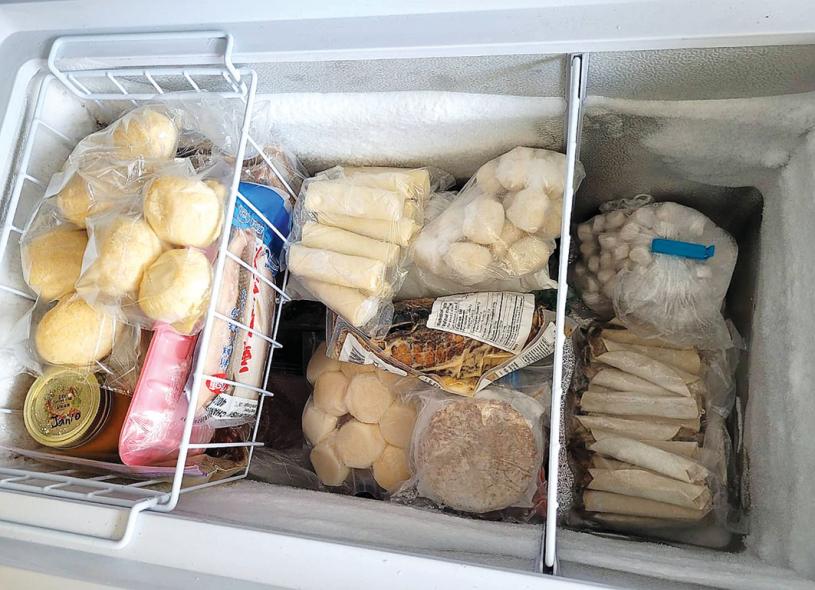 ■陳虹樺家中凍櫃總是塞滿了冷凍食品。受訪者提供 