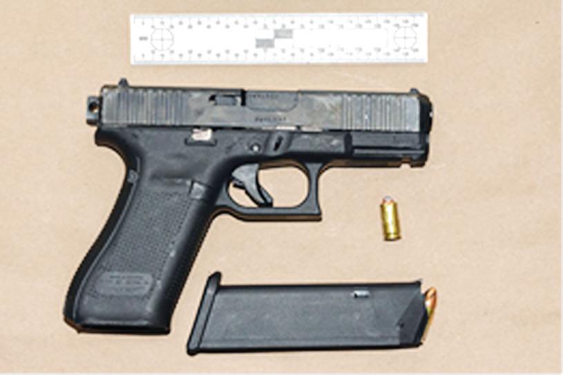 ■警方展示捡获的手枪及弹匣。
皮尔区警方