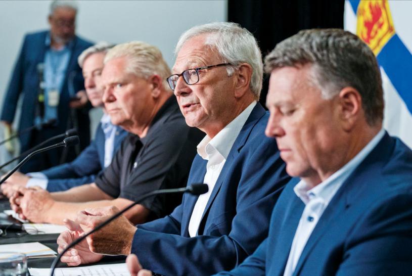 ■(左起)休斯顿、福特、希格斯和金格在新闻发布会上接受记者提问。 加通社
