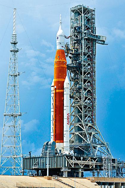 阿提米丝一号强力火箭在甘迺迪太空中心发射台就位。