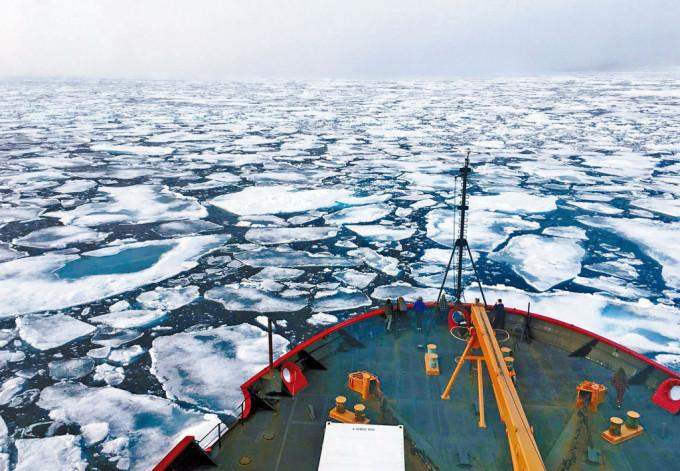 美国海岸巡逻队一艘破冰船在北冰洋考察。