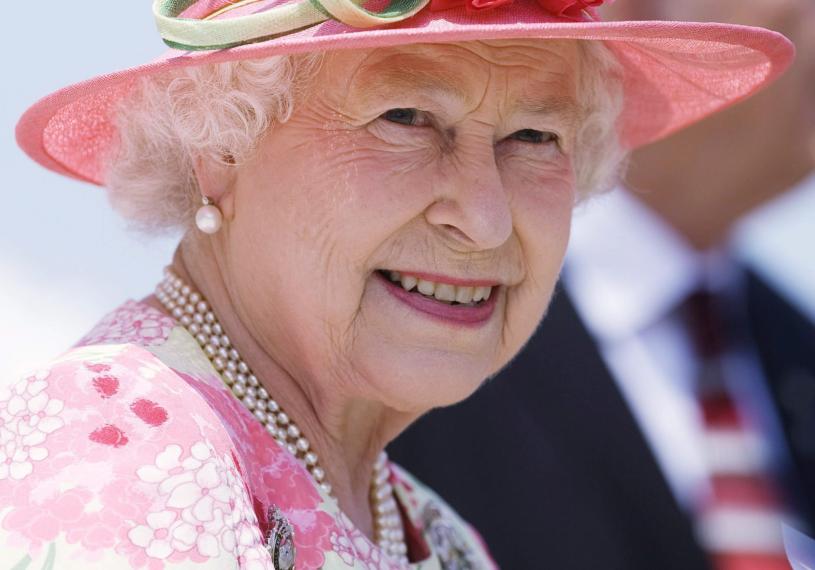 2010年7月6日女皇抵达多伦多皮尔逊机场的笑容。