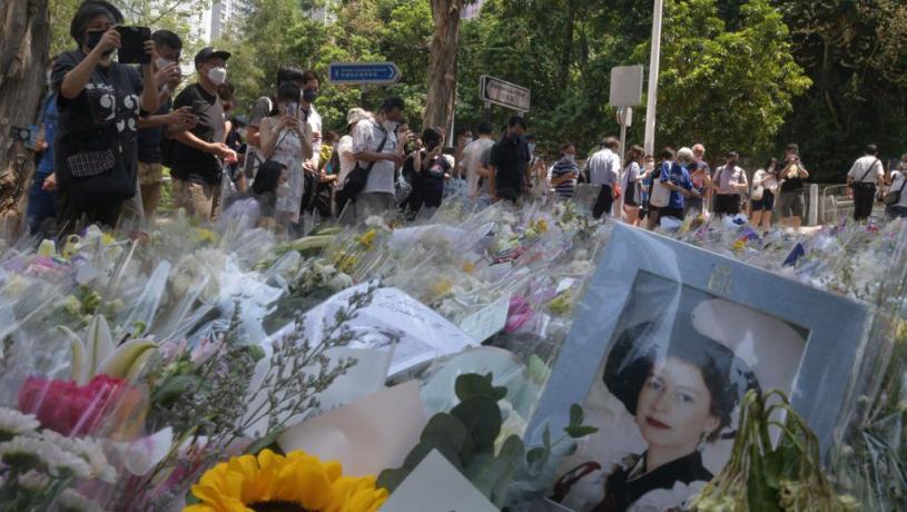 英女皇逝世｜﻿市民续到英驻港总领事馆悼念 人龙伸延至香港公园