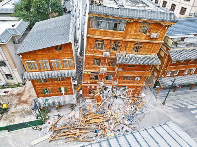 四川泸定县磨西镇，一栋房屋在地震中受损严重。