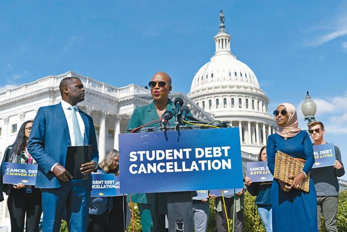 美國民主黨眾議員普雷斯利上周四由幾名同僚陪同，出席國會山莊舉行的取消學生貸款債務記者會。
