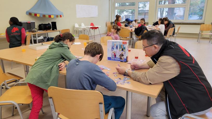 ■赵锦荣陪伴乌克兰难民孩子学习玩耍。