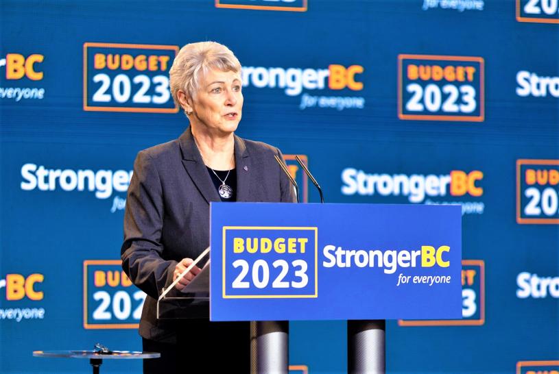 卑詩省財政廳長康洛綺 (Katrine Conroy)宣讀《2023財政預算案》。省府提供