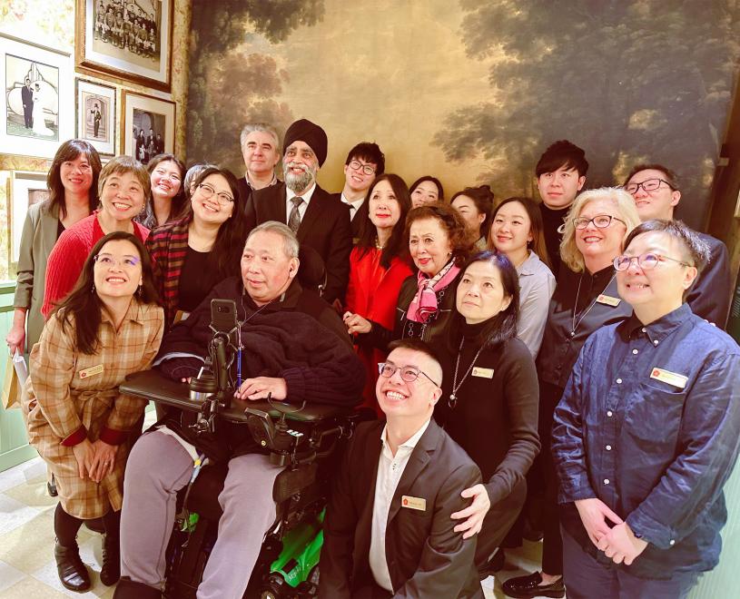 華埠基金會的工作人員及社區代表與石俊一起體驗舊式照相機拍照。星島記者王弘樹攝