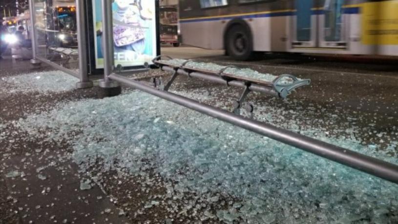 溫哥華市中心的巴士站玻璃被破壞粉碎。Eddy_Elmer推特