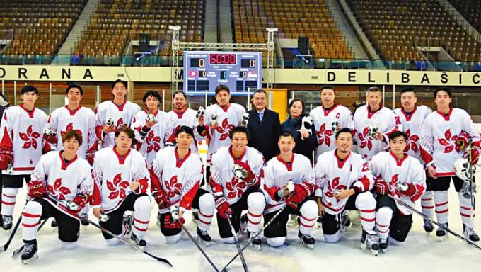香港男子冰球代表隊2月底前往波斯尼亞，發生播錯國歌事件，冰協管理層問題惹關注。
