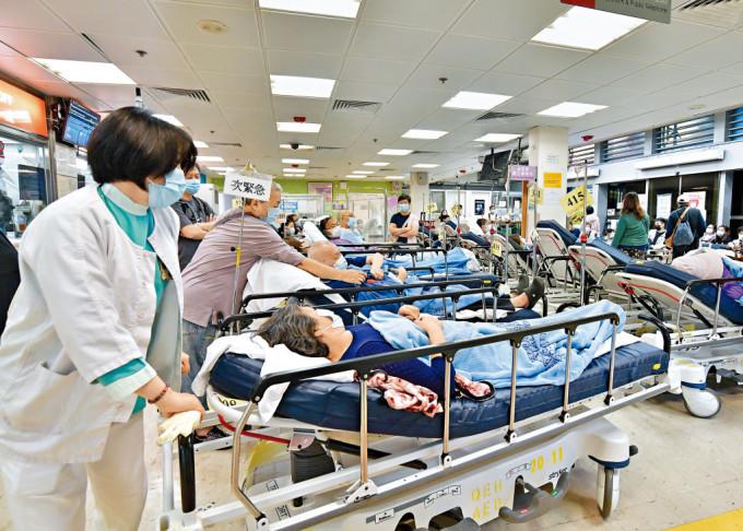 近日本港疫情再次升温，急症室逼满求诊病患。
