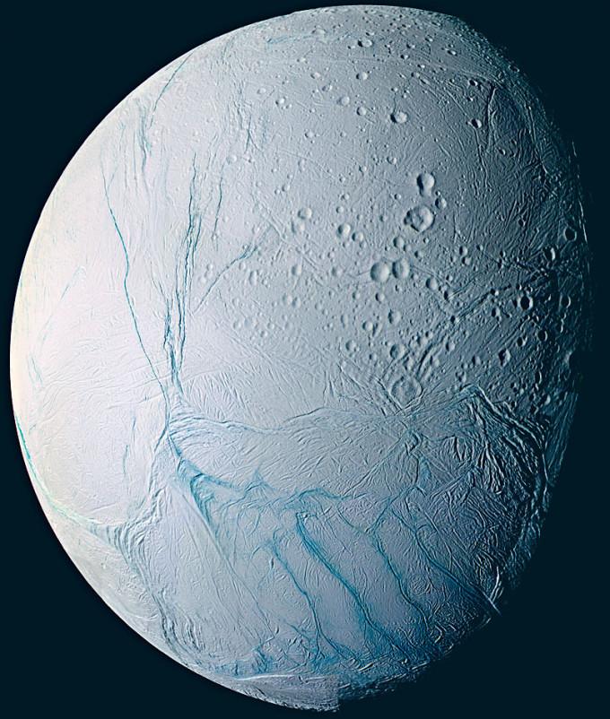 “卡西尼号”土星探测器2005年拍摄的土衞二照片，显示其南极冰壳呈现出巨大裂缝。
