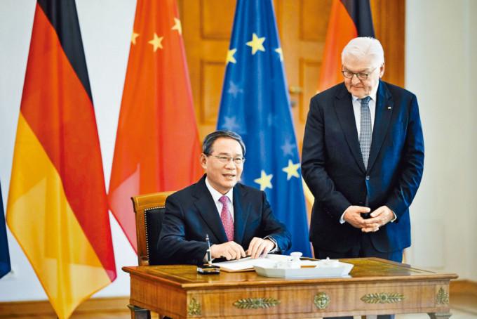 德国总统施泰因迈尔欢迎李强（左）来访。
