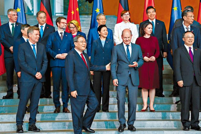 德国总理朔尔茨与中国总理李强主持政府磋商。
