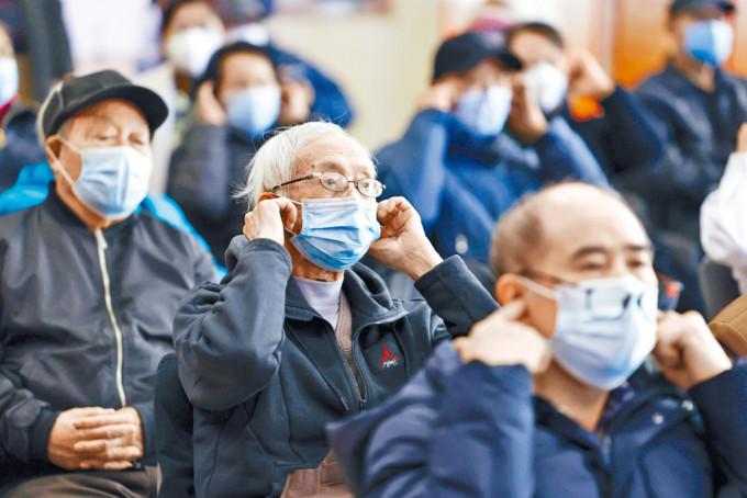 正在做耳部保健操的北京老人。

