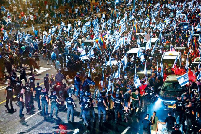 示威者周一在以色列第二大城市特拉維夫，與防暴警察發生衝突。
