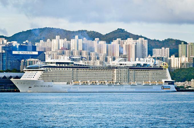 载有4500名旅客的“海洋光谱号”本周六将重临香港。
