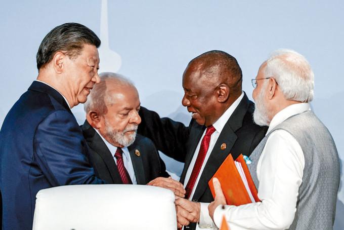 在南非金砖峰会上，国家主席习近平（左一）与印度总理莫迪（右一）握手。
