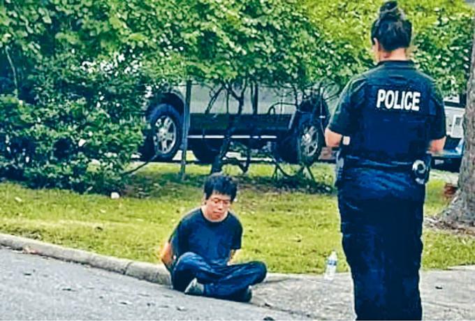 北卡羅來納大學博士生齊太磊周一涉嫌槍殺助理教授嚴資杰後，在校園裏被警員拘捕。
