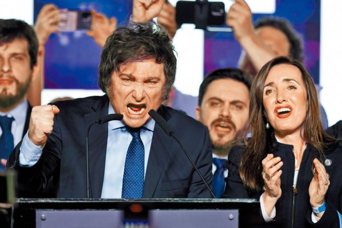 阿根廷总统候选人米莱周日在初选结束后发表讲话。右为竞选拍档Victoria Villarruel。
