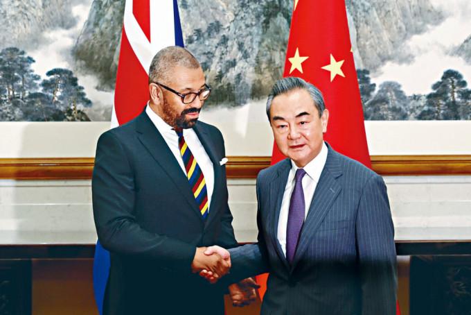 外长王毅（右）和英国外相祁湛明（左）在京会晤。
