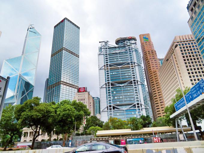 本港4大銀行滙豐、恒生、中銀香港及渣打香港，先後宣布維持優惠利率及儲蓄存款利率不變。
