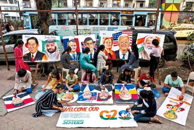 G20峰會本周末在新德里舉行，周二有學生在孟買繪畫成員國領袖的肖像。　
