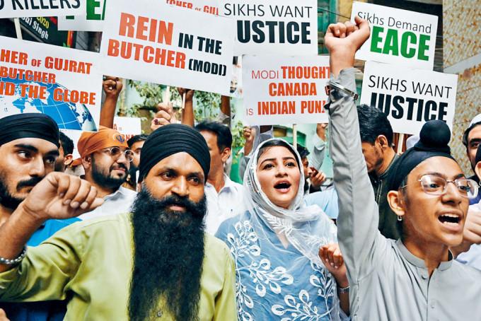 巴基斯坦錫克教團體周三在白沙瓦示威，抗議錫克教領袖尼賈爾6月在加國被暗殺。
