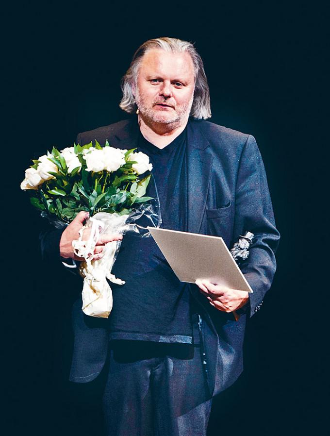 福瑟2010年在奧斯陸獲頒戲劇界最高榮譽「易卜生獎」。
