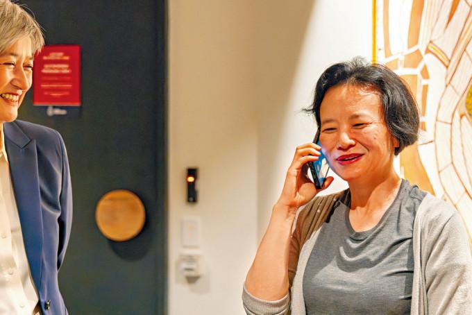 澳洲籍华裔女记者成蕾昨日抵达墨尔本机场。
