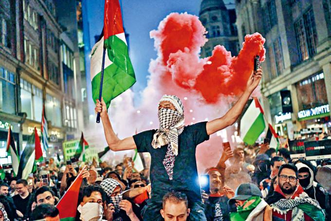 在西伦敦的以色列大使馆附近，示威者周一晚参与“和巴勒斯坦同行”集会。
