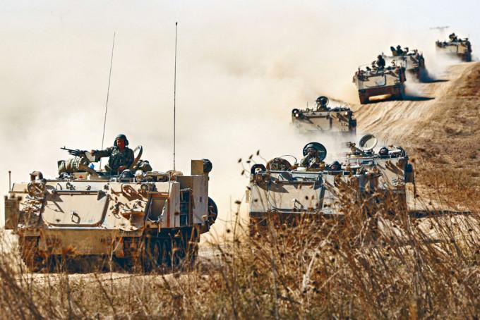 以軍步兵戰車在接壤加沙的邊境集結。
