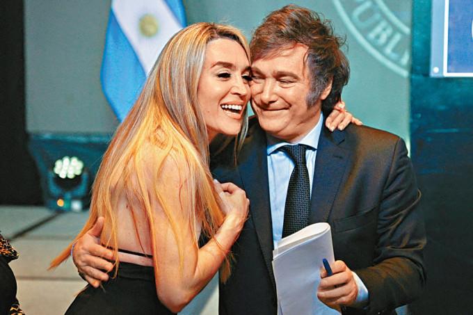 “阿根廷特朗普”米莱周日胜出总统选举后，拥抱女友弗洛雷斯庆祝。