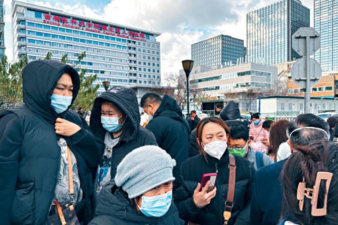 北京的医院外可见戴上口罩求诊者众。