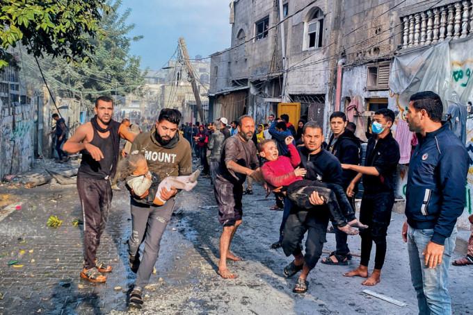 以军昨日恢复空袭加沙，南部拉法市巴人在遇袭房屋中救出受伤儿童。