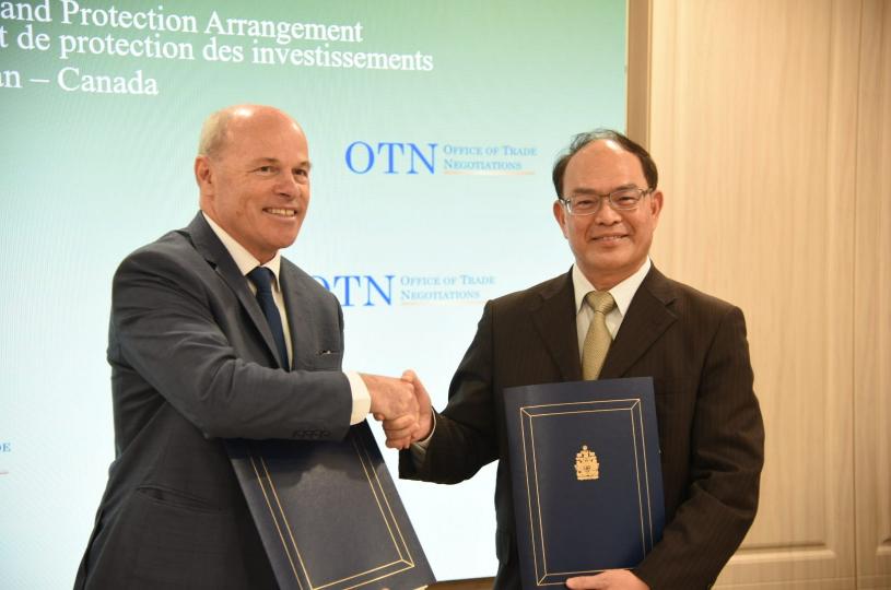 倪傑民代表(左)與曾厚仁代表完成簽署加台投資協議。