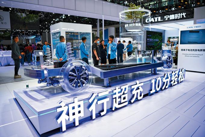 廣州車展上月揭幕，寧德時代展示汽車電池模型。
