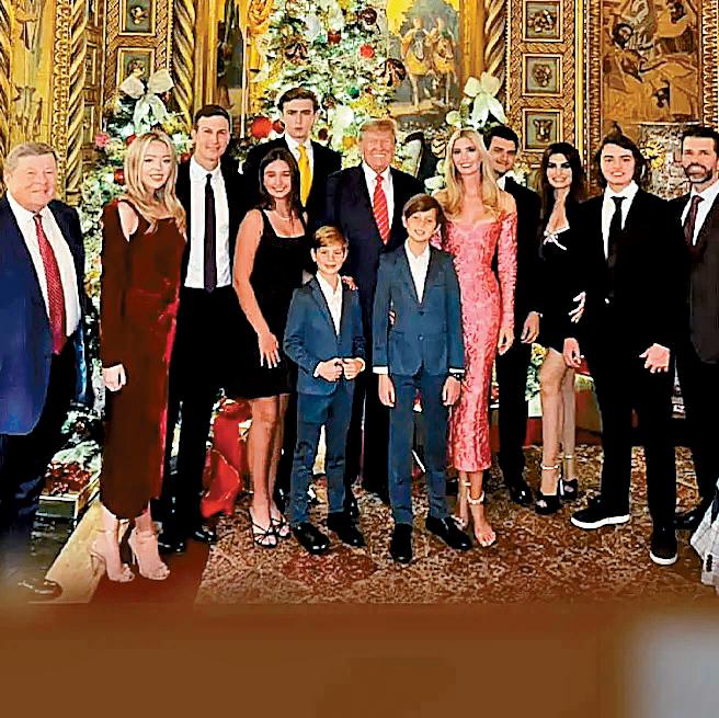 特朗普与家人拍摄圣诞大合照，但妻子梅拉尼娅却缺席，引起媒体议论。
