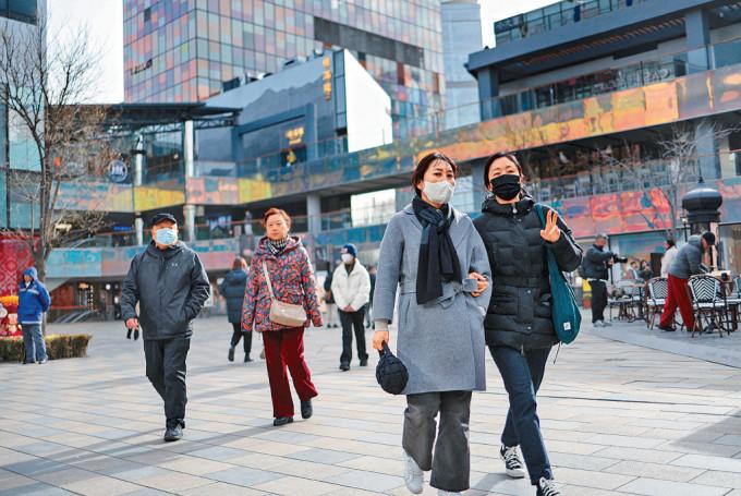 昨日的北京街頭，大多數人都戴口罩。
