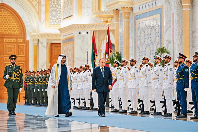 到訪阿聯酋的普京周三由阿聯酋總統穆罕默德陪同，在阿布扎比檢閱儀仗隊。
