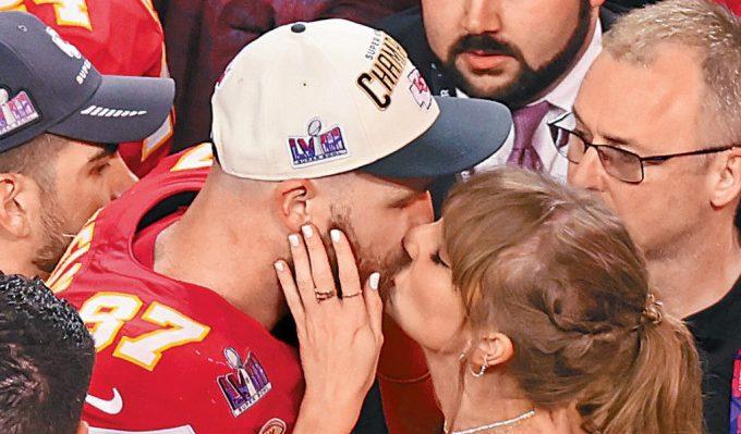 堪萨斯城酋长队赢波，Taylor即向男友Travis Kelce送上香吻道贺。

