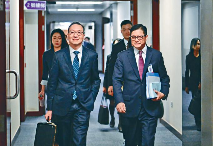 律政司司长林定国与保安局局长邓炳强(右)，出席立法会审议草案会议。
