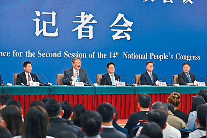 十四届全国人大二次会议经济主题记者会昨日在京召开。
