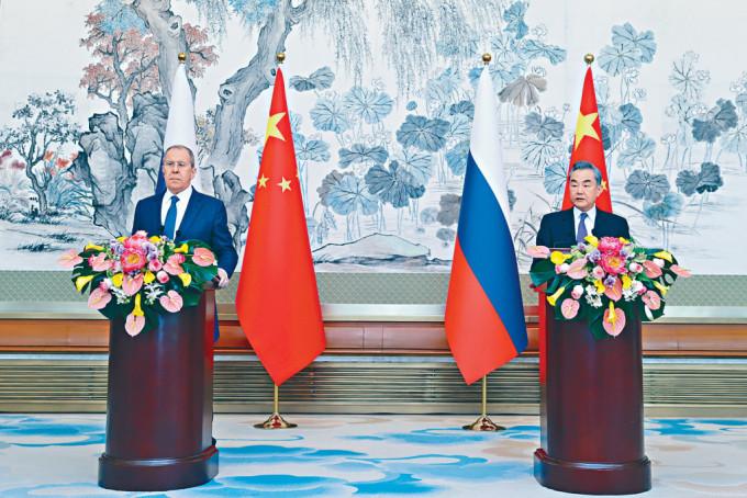 外交部长王毅同俄罗斯外长拉夫罗夫举行记者会。
