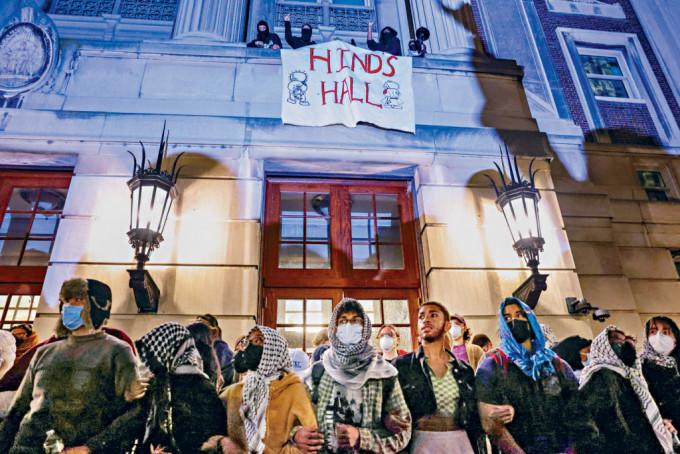 示威者在哥伦比亚大学汉密尔顿大楼外组成人链，并展示“欣德大楼”横幅，纪念在加沙丧生女童。
